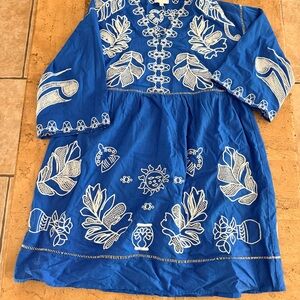 NWOT Jade Blue Garment with White Detailing Small

Lot C